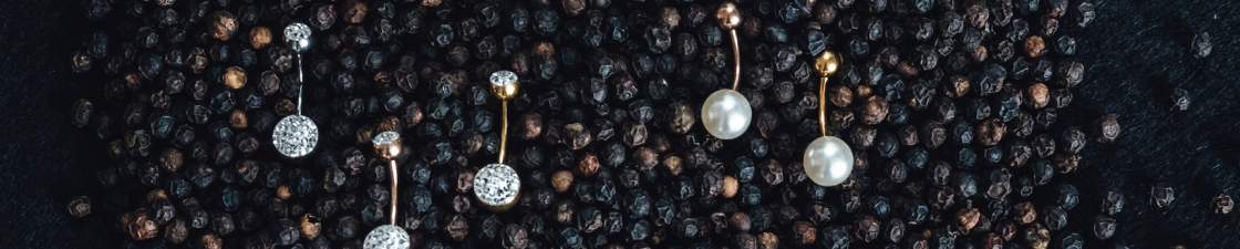 schwarze Pfefferkörner Bauchnabelpiercing mit Glitzerund Perlen