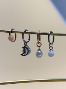 Piercingringe Clicker mit Anhängern Mond, Opal und Perle