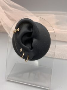 Modellohr mit Helixpiercing mit Clicker Ring und drei Ohrringen