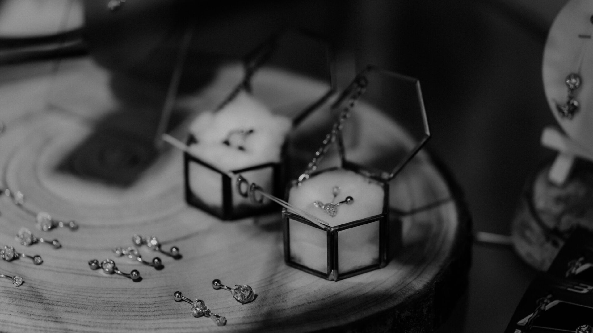 Piercingschmuck schwarz-weiss Foto